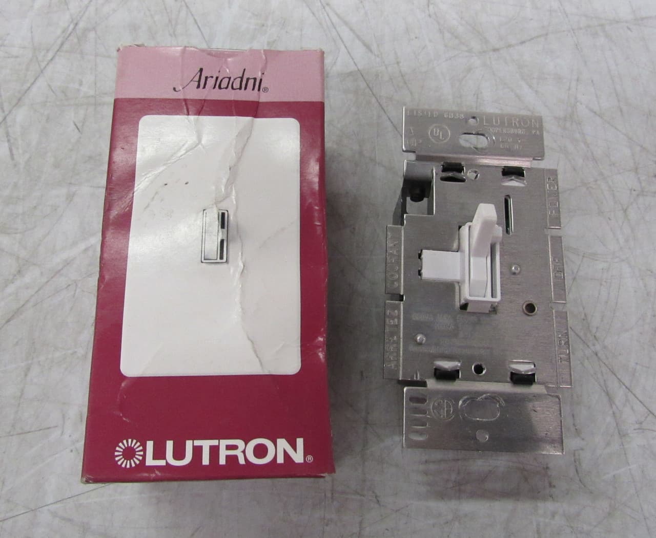 Lutron AYLV-603P-WH ARIADNI 450W MLV 3WY WHITE Lutron AYLV-603P-WH ARIADNI 450W MLV 3WY WHITE