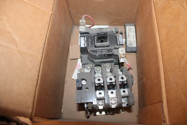 CR306A002 Part Image. Manufactured by General Electric.