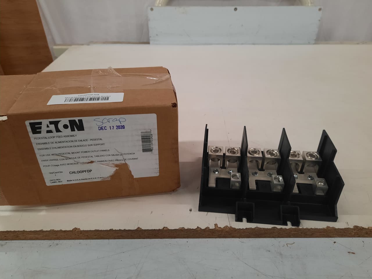 Eaton CHLOOPFDP CHLOOPFDP Eaton - Eaton power pedestal lug assembly, Suitable for single-pole BR breaker, Loop feed lug assy, For single pedestals Eaton CHLOOPFDP CHLOOPFDP Eaton - Eaton power pedestal lug assembly, Suitable for single-pole BR breaker, Loop feed lug assy, For single pedestals