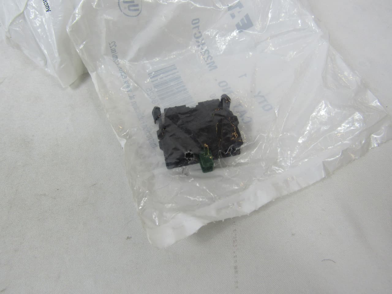 Eaton M22-KC10 M22-KC10 Eaton - Eaton M22 pushbutton contact block, M22 Non-Illuminated Emergency Stop contact block, 22.5 mm, Screw, Black, NO, IP66, NEMA 4X, 13, Base Eaton M22-KC10 M22-KC10 Eaton - Eaton M22 pushbutton contact block, M22 Non-Illuminated Emergency Stop contact block, 22.5 mm, Screw, Black, NO, IP66, NEMA 4X, 13, Base