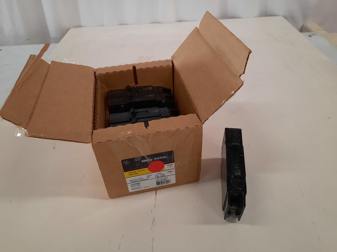 General Electric TEY120 480/277 VAC 3-Phase, 20 A, 65 kA, 1-Pole, Copper/Aluminum Load Lug, Bolt-On Terminal, TEY-Frame, Molded Case, Non-Interchangeable General Electric TEY120 480/277 VAC 3-Phase, 20 A, 65 kA, 1-Pole, Copper/Aluminum Load Lug, Bolt-On Terminal, TEY-Frame, Molded Case, Non-Interchangeable