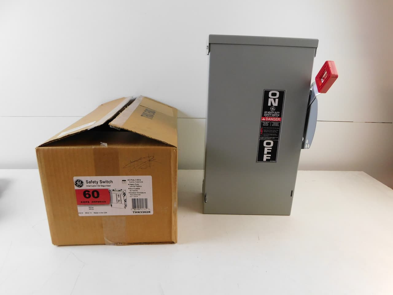 General Electric THN3362R 240/480/600 VAC, 250 VDC, 60 A, 3-Pole, 3-Wire, NEMA 3R, Class H/K/J/R, Non-Fusible, Heavy Duty, Outdoor General Electric THN3362R 240/480/600 VAC, 250 VDC, 60 A, 3-Pole, 3-Wire, NEMA 3R, Class H/K/J/R, Non-Fusible, Heavy Duty, Outdoor