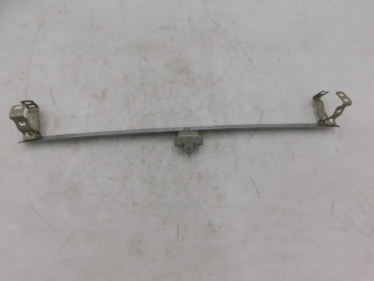 Nvent 812MB1824 B18-EM BOX/CONDUIT HANGER WITH FLANGE CLIP, 1/2IN , 3/4IN EMT, 1/8IN -1/4IN (3.2-6.4 MM) FLANGE Nvent 812MB1824 B18-EM BOX/CONDUIT HANGER WITH FLANGE CLIP, 1/2IN , 3/4IN EMT, 1/8IN -1/4IN (3.2-6.4 MM) FLANGE