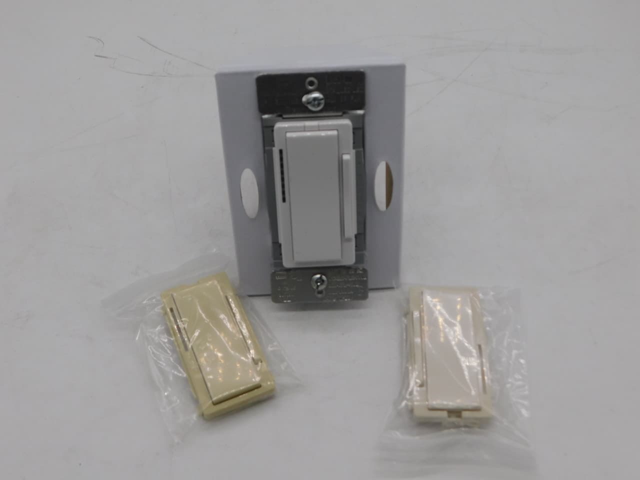 Eaton WFD30-C2-BX-LW Eaton WFD30-C2-BX-LW Light and Dimmer Switches 1P Eaton WFD30-C2-BX-LW Eaton WFD30-C2-BX-LW Light and Dimmer Switches 1P